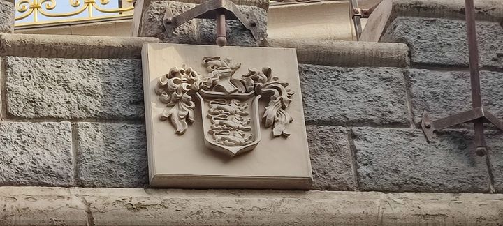 Le blason aux lions léopardés de la famille Disney. (ARIANE SCHWAB / RADIO FRANCE)