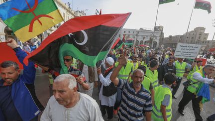 Les Libyens appellent à la fin des combats lors d'une manifestation contre Khalifa Haftar sur la Place des Martyrs, dans la capitale Tripoli, le 3 mai 2019. (- / AFP)