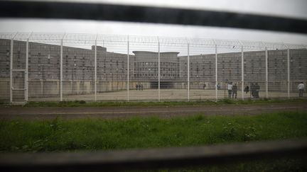 Des prisonniers dans la cour de la maison d'arrêt de&nbsp;Fleury-Mérogis (Essonne), le 29 octobre 2015. (ERIC FEFERBERG / AFP)