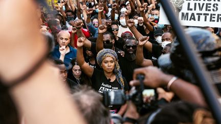 Assa Traoré (au centre), le 2 juin 2020 à Paris lors d'une&nbsp;manifestation de 20 000 personnes dénonçant les violences policières, organisée à l'initiative des proches d'Adama Traoré le jour où était dévoilé une expertise mettant en cause les gendarmes dans la mort de ce jeune homme noir lors de son arrestation en 2016.
 (ANTONY ZARO / HANS LUCAS / AFP)