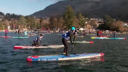 Sports : en Haute-Savoie, des givrés du paddle s'affrontent sur le lac d'Annecy (FRANCE 3)