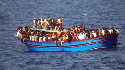 &nbsp; (Migrants nord-africains sur une embarcation proche de l'Italie fin juin © Maxppp)