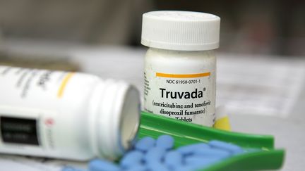 Des comprim&eacute;s de Truvada, un cocktail d'antir&eacute;troviraux, dans une pharmacie de San Anselmo (Californie, Etats-Unis), le 23 novembre 2010. (JUSTIN SULLIVAN / GETTY IMAGES NORTH AMERICA / AFP)