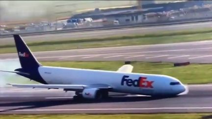 La séquence noire se poursuit pour Boeing.  Un avion de FedEx Airlines s'est posé sur le nez à Istanbul après que le train d'atterrissage ne se soit pas déployé.  Un autre incident s'est produit avec un Boeing d'Air France et une odeur de chaud s'est fait sentir dans la cabine.