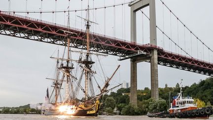 &nbsp; (L'Hermione sous le pont Chaban-Delmas, lors de sa remontée de la Gironde. © Thibaud Moritz / IP3; Bordeaux)