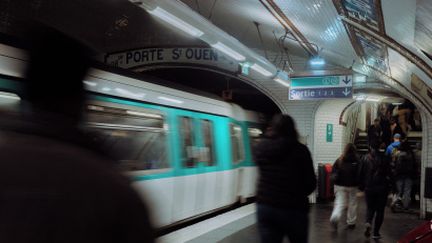 Une station du métro parisien (illustration). (MAYLIS ROLLAND / HANS LUCAS / AFP)