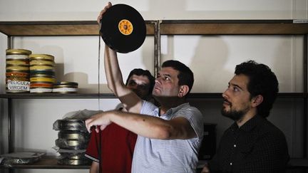 Joaquim Sapinho (centre), Pedro Duarte (droite), deux cinéastes portugais en lutte, le 16 août 2012 à Lisbonne
 (Patricia de Melo Moreira / AFP)