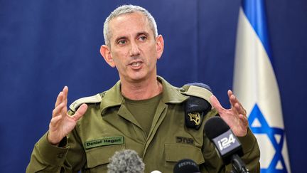 Le porte-parole de l'armée israélienne Daniel Hagari s'exprime lors d'une conférence de presse à Tel Aviv, le 18 octobre 2023. (GIL COHEN-MAGEN / AFP)