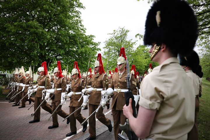 Des militaires lors d'une répétition de la procession pour le couronnement de Charles III, à Londres. (ADRIAN DENNIS / AFP)