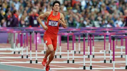 Liu Xiang, blessé, longe les haies à cloche pied