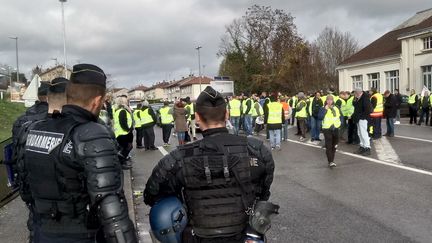 Barrage filtrant de "gilets jaunes" encadrés par les gendarmes près de Nancy (Meurthe-et-Moselle), le 1er décembre 2018. (THIERRY COLIN / FRANCE-BLEU SUD LORRAINE)