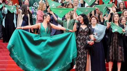 Des militantes "pro-choix" argentines ont investi le tapis rouge de Cannes pour la projection de "Let It Be Law" de Juan Solanas, un documentaire sur la lutte pour la législation de l'avortement en Argentine. Il est présenté hors compétition.&nbsp; (VALERY HACHE / AFP)