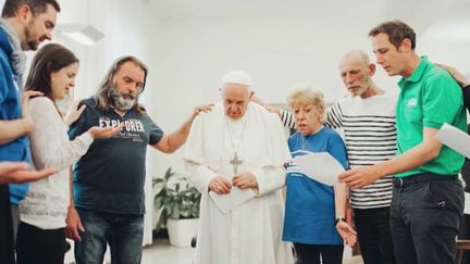 Le pape François se confie dans un livre publié vendredi 1er avril, et intitulé "Des pauvres&nbsp;au pape, du pape au monde".&nbsp;Le&nbsp;journaliste Alban&nbsp;Mikoczy, en duplex depuis Rome, en Italie, explique ce que contient ce livre.&nbsp; (France 3)