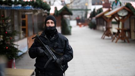 Un policier allemand patrouille, mercredi 21 décembre, sur la Breitscheidplatz, à Berlin (Allemagne). (BERND VON JUTRCZENKA / DPA)