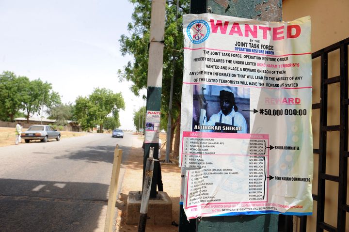 Une affichette de l'arm&eacute;e nig&eacute;riane propose la somme de 250 000 euros pour la capture du leader de Boko Haram, Abubakar Shekau, le 1er mai, &agrave; Maiduguri,&nbsp;ville du Nord Est du Nigeria. (PIUS UTOMI EKPEI / AFP)