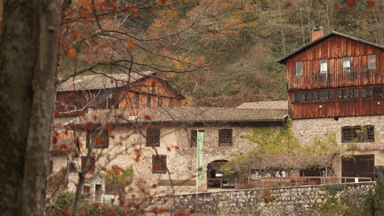 Puy-de-Dôme : les gardiens de la tradition dans le dernier moulin à papier de la région