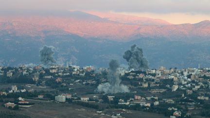 Un panache de fumée s'échappe de la pleine de Marjayoun (Liban), le 30 septembre 2024, après une frappe israélienne. (RAMIZ DALLAH / ANADOLU VIA AFP)