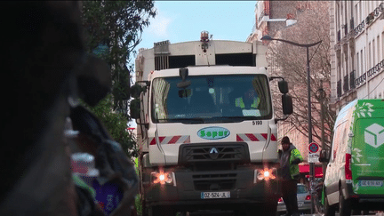 La grève des éboueurs en opposition à la réforme des retraites se poursuit dans de nombreuses villes de l'Hexagone. À Paris, le ramassage d'ordure a repris depuis ce week-end, avec la réquisition de grévistes, mais il reste toujours 9 300 tonnes de déchets à évacuer. Certains Parisiens font donc appel à des sociétés privées. (FRANCE 2)