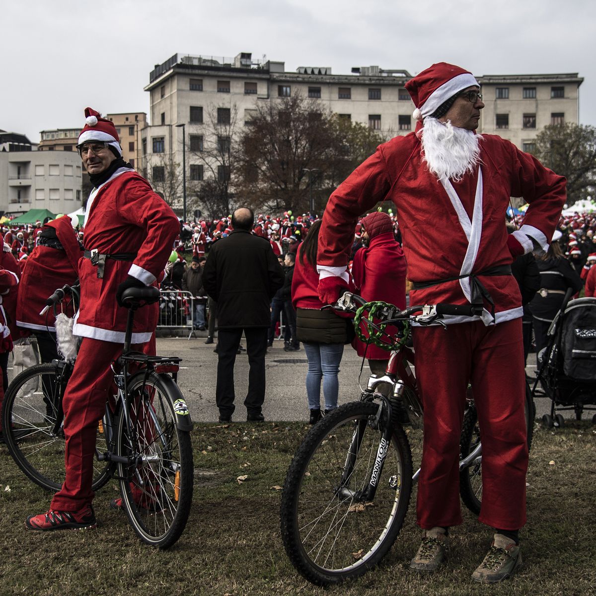 En Images Italie Des Milliers De Peres Noel Se Mobilisent Pour Une Operation De Charite