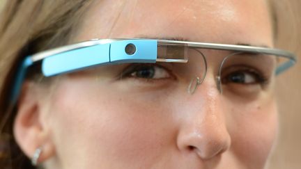 Une femme porte des Google Glass, en septembre 2013 &agrave; Berlin. (JENS KALAENE / PICTURE ALLIANCE / AFP)