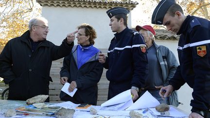 Gendarmes et volontaires s'activent pour retrouver Chlo&eacute;, une adolescente de 15 ans disparue &agrave; Barjac (Gard), depuis le 9 novembre 2012. (BORIS HORVAT / AFP)