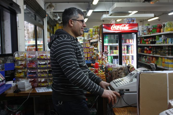 Abdulrahman, à la caisse de la supérette Superasya, à Rennes, le 10 mars 2016.&nbsp; (THOMAS BRONNEC / FRANCETV INFO)