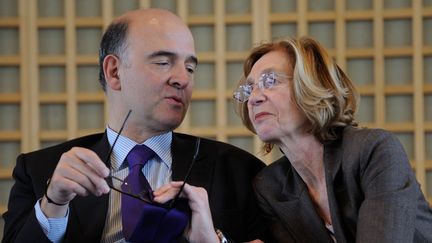 Le ministre de l'Economie, Pierre Moscovici, et la ministre du Commerce ext&eacute;rieur, Nicole Bricq, lors d'une conf&eacute;rence de presse &agrave; Paris, le 9 janvier 2013. (WITT / SIPA)