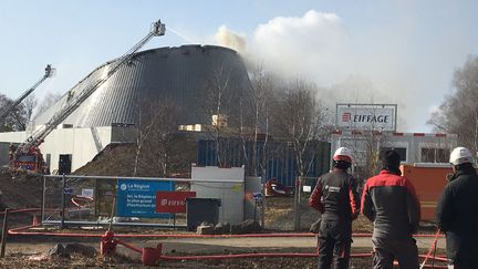 Un incendie s'est déclaré dans le futur planétarium de Vulcania, à Saint-Ours dans le Puy-de-Dôme, le 10 février 2022. (CLAUDIE HAMON / RADIO FRANCE)