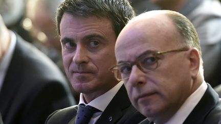 Le Premier ministre, Manuel Valls, et le ministre de l'Intérieur, Bernard Cazeneuve, le 21 mars 2016 à Paris. (MIGUEL MEDINA / AFP)