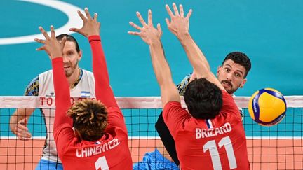 L'équipe de France de volley-ball face à l'Argentine, le 28 juillet 2021, à Tokyo. (ANDREJ ISAKOVIC / AFP)