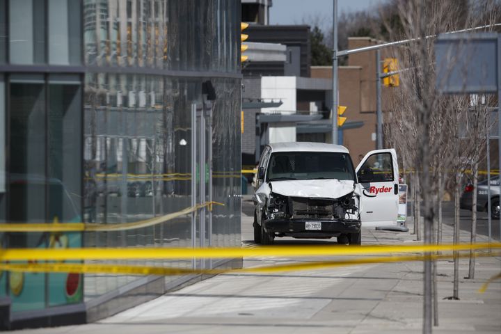 La camionnette qui a foncé dans la foule à Toronto (Canada), lundi 23 avril 2018. (COLE BURSTON / GETTY IMAGES NORTH AMERICA / AFP)