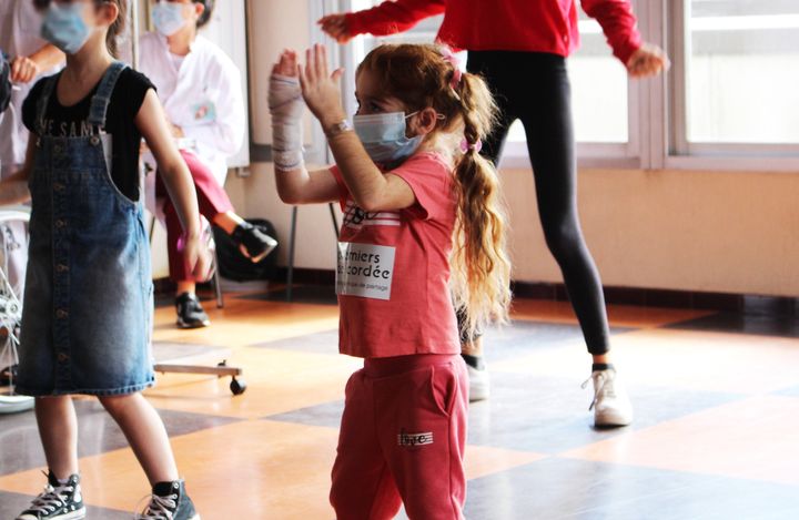 Lydie, 5 ans, ne s'arrête plus de danser. 