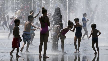 Des enfants jouant dans les fontaines de Nice (Alpes-Maritimes).&nbsp; (VALERY HACHE / AFP)