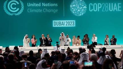 Les participants applaudissent après l'annonce du consensus lors d'une séance plénière de clôture de la COP28, le 13 décembre 2023 à Dubaï. (WANG DONGZHEN / XINHUA / MAXPPP)