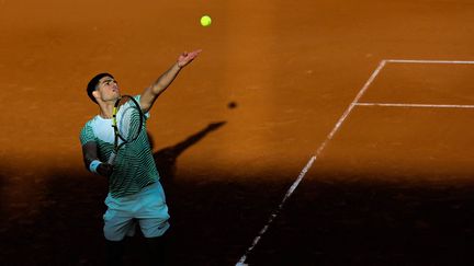 Carlos Alcaraz au service lors de son 1er tour à Roland-Garros, le 29 mai 2023. (IBRAHIM EZZAT / AFP)