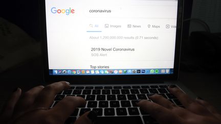 Un ordinateur sur lequel sont affichées des recherches sur le coronavirus sur Google, le 12 février 2020 à Ankara (Turquie). (EVRIM AYDIN / ANADOLU AGENCY / AFP)