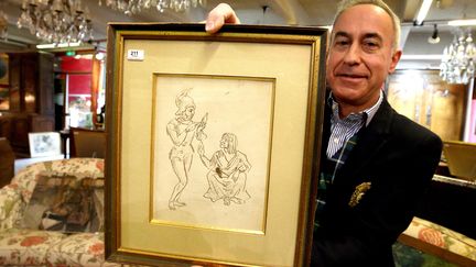 Thierry Collet, commissaire-priseur rémois, présente un dessin de jeunesse de Paul Cézanne vendu 26.000 euros, le 13 mars 2022. (FRANCOIS NASCIMBENI / AFP)