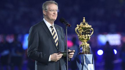 Bernard Lapasset avec le trophée de la Coupe du monde de rugby, lors de la cérémonie d'ouverture à Londres le 18 septembre 2015. (FRANCK FIFE / AFP)