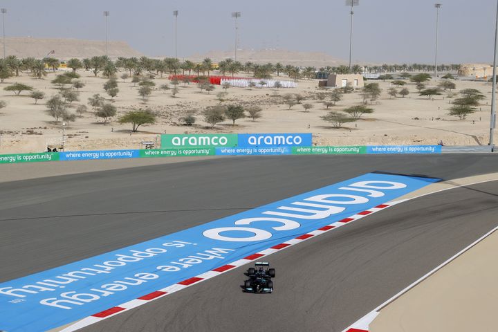 À Bahreïn et sur les autres circuits, le groupe pétrochimique saoudien Aramco s'affiche comme l'un des principaux sponsors de la Formule 1.&nbsp; (VALDRIN XHEMAJ / EPA)