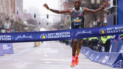 Le Kenyan Evans Chebet victorieux pour la deuxième année consécutive au marathon de Boston, le 17 avril 2023. (MADDIE MEYER / AFP)