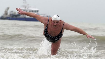 Premier bain de l'ann&eacute;e dans la mer du Nord &agrave; Ostende (Belgique), le 5 janvier 2012. (LAURENT DUBRULE / REUTERS)