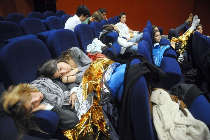 Evacu&eacute;s de leurs h&ocirc;tels, des touristes se reposent au Palais des Sports de Lourdes, le 20 octobre 2012.&nbsp; (REMY GABALDA / AFP)