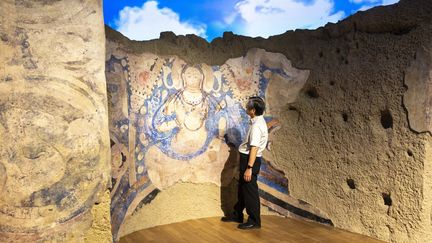 La&nbsp;réplique d'une fresque représentant un Bodhisattva bleu détruite en 2001 par les talibans en Afghanistan, présentée le 7 octobre à l'Université des Arts de Tokyo (Japon). (CHARLY TRIBALLEAU / AFP)