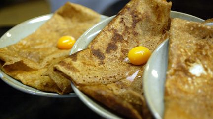 Les enfants passent en cuisine avec un chef