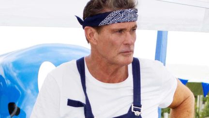 Un homme, un vrai... Quand David Hasselhoff participe &agrave; un &eacute;v&eacute;nement caritatif, il s'habille pour la circonstance. #cr&eacute;dibilit&eacute; (WENN / SIPA)