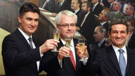 De gauche &agrave; droite: le Premier ministre croate, Zoran Milanovic, le pr&eacute;sident, Ivo Josipovic, et le pr&eacute;sident du Parlement, Boris Sprem, trinquent apr&egrave;s le "oui" &agrave; l'int&eacute;gration europ&eacute;enne, le 22 janvier 2011 &agrave; Zagreb (Croatie). (REUTERS)