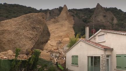 Un mois après les intempéries qui ont ravagé le sud de la France, début décembre, la vie tarde à reprendre ses droits dans le village des Mées (Alpes-de-Haute-Provence), où un éboulement avait écrasé trois maisons. (France 2)