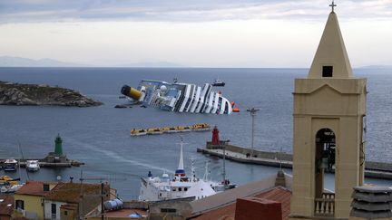 Le "Costa Concordia" &eacute;chou&eacute; sur les rochers bordant l'&icirc;le du Giglio, le 15 janvier. (ANDREAS SOLARO / AFP)