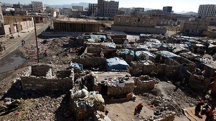 Ils vivent pour la grande majotité dans des bidonvilles* à la périphérie de la capitale Sanaa ou dans d’autres grandes villes comme Aden, Ta'izz, Lahij, al-Hudaydah ou al-Mukalla. Leur nombre est évalué à un million de personnes sur une population de 22 millions.

Si le gouvernement yéménite a récemment construit des logements pour les Akhdams, il s'agit d'une action ponctuelle. (REUTERS/Khaled Abdullah Ali Al Mahdi)