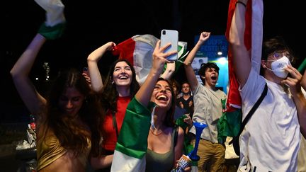 Gianluigi Donnarumma écarte l'ultime tentative de Bukayo Saka... et les supporters italiens réunis dans la fanzone des Fori Imperiali, à Rome, peuvent exploser. C'est le début d'une très longue nuit de liesse. (VINCENZO PINTO / AFP)